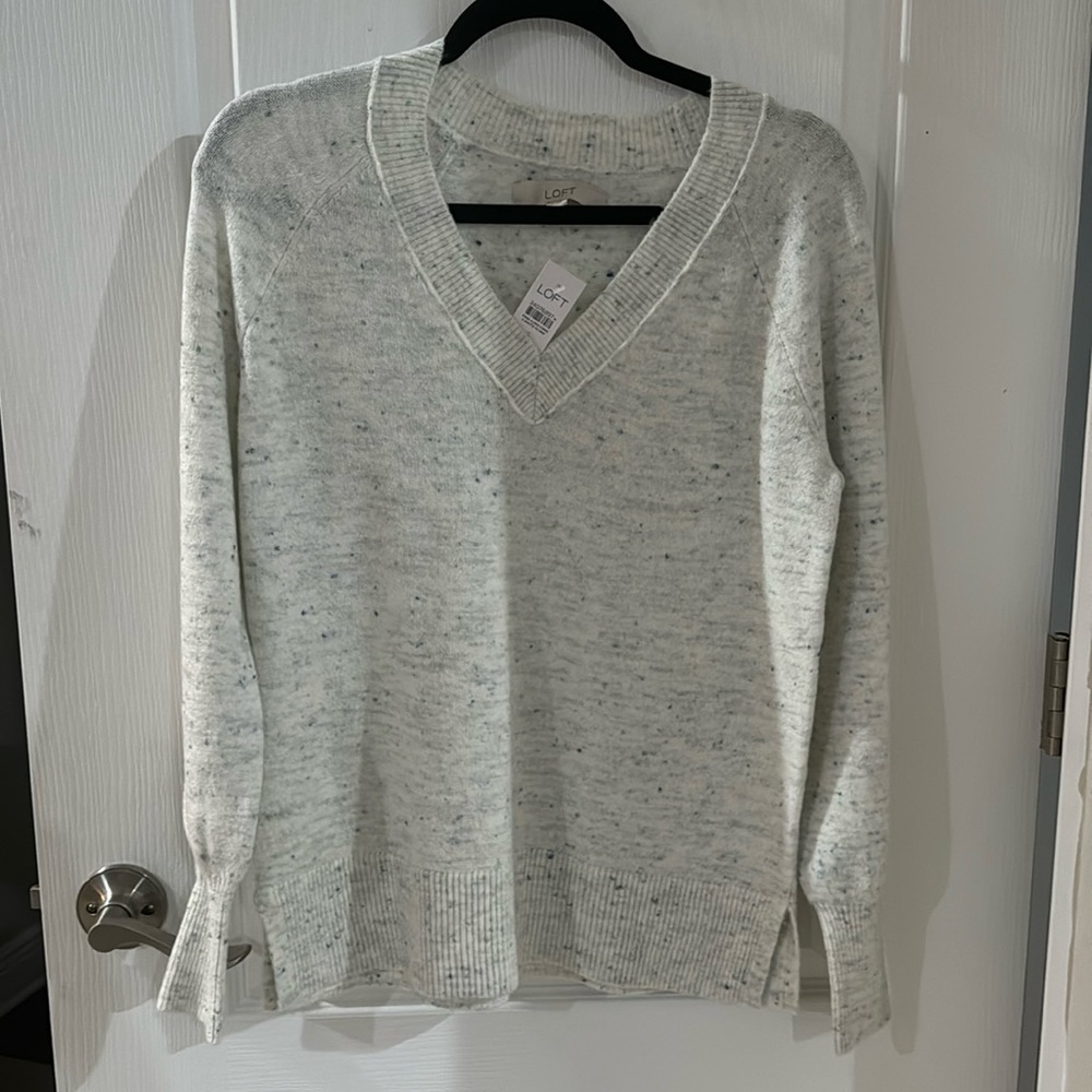 Loft Flecked Relaxed V-neck Sweater. NWT Size Small